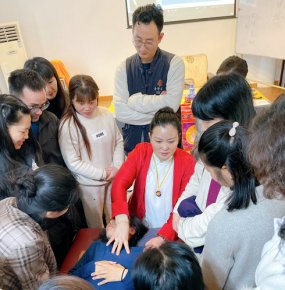 張小艷：以徒手五臟歸位中醫療法為患者減輕痛苦