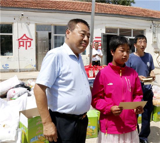 北京愛心人士走進察右中旗宏盤鄉中心校捐資助學獻愛心