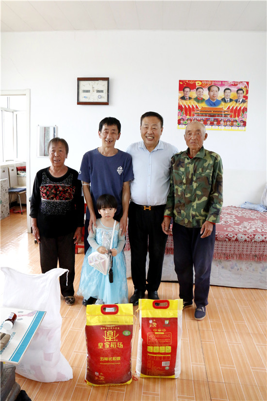 北京愛心人士走進察右中旗宏盤鄉中心校捐資助學獻愛心