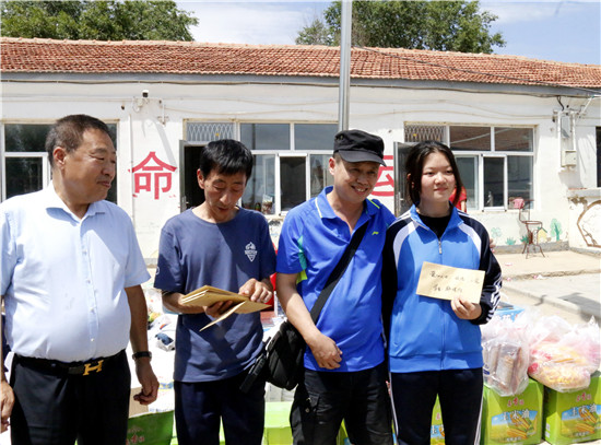 北京愛心人士走進察右中旗宏盤鄉中心校捐資助學獻愛心