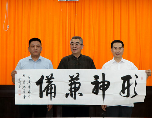 安徽硒泰食品有限公司與周總理扮演者趙誠(chéng)祥簽約品牌形象代言?xún)x式在仙寓山舉行