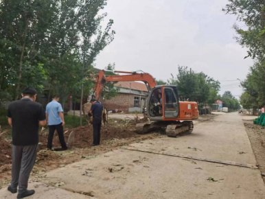 仁人志士捐善款，拓寬道路受稱(chēng)贊