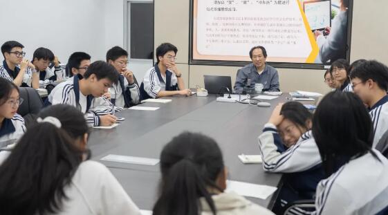 詩人作家、書法家靳新國談寫作的奧秘