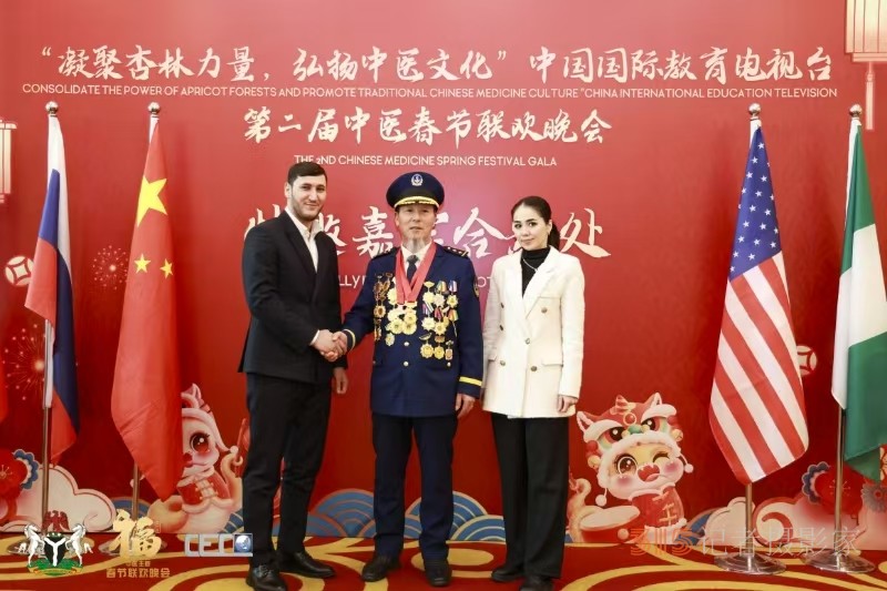 老中醫朱培于在 2025 第二屆中醫春晚分享從醫精神與初衷