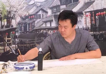小寫意見大真章，輕著色顯深底蘊——訪青年書畫家左衛